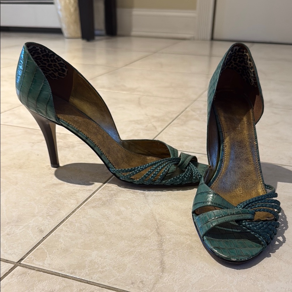 Elegant Green High Heel Sandals with Knot Detail
